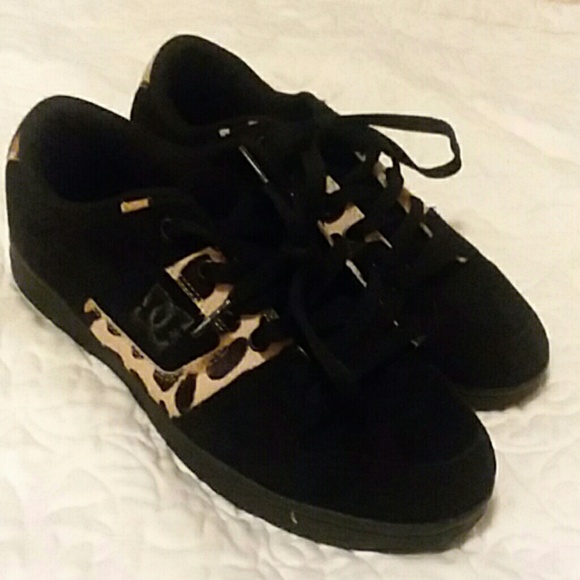 DC Shoes - 🌒 Like New DC animal print sneakers - size 9